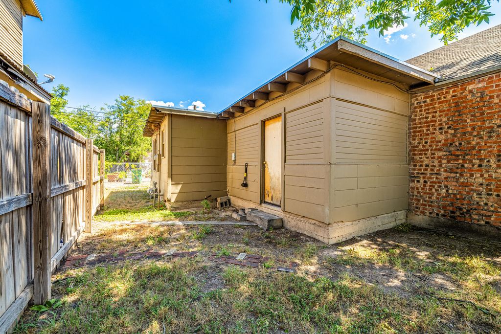 Image 18 of property listing at 220 N Adams Street, San Angelo, TX 76901