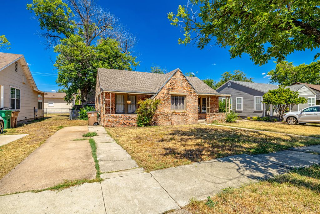 Image 2 of property listing at 220 N Adams Street, San Angelo, TX 76901