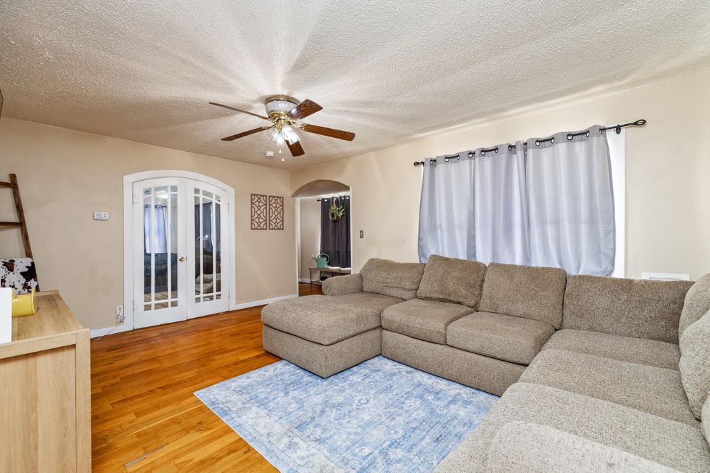 Image 5 of property listing at 220 N Adams Street, San Angelo, TX 76901