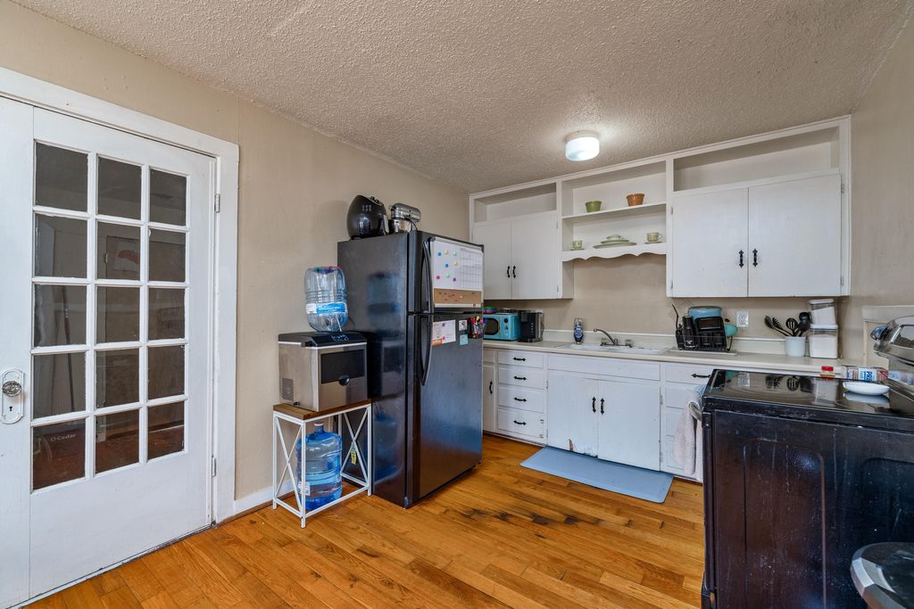 Image 8 of property listing at 220 N Adams Street, San Angelo, TX 76901