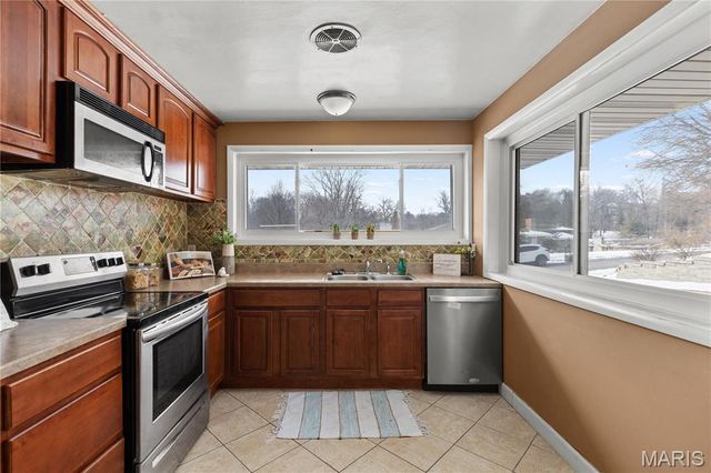 62 W Cardigan Drive, Florissant, MO 63135