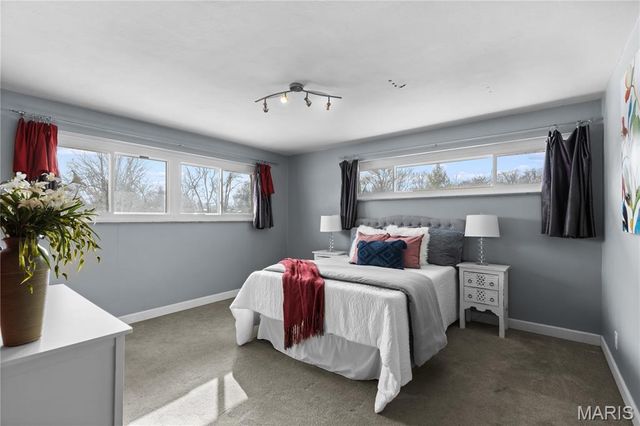 62 W Cardigan Drive, Florissant, MO 63135