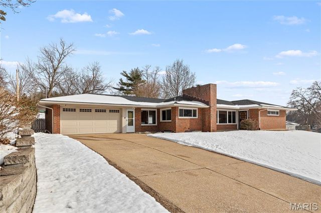 62 W Cardigan Drive, Florissant, MO 63135