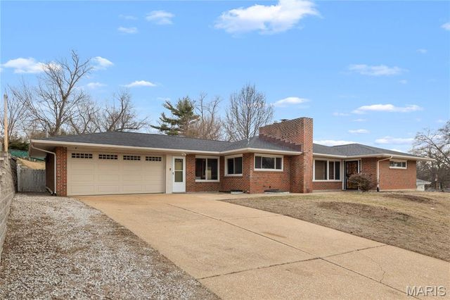 62 W Cardigan Drive, Florissant, MO 63135