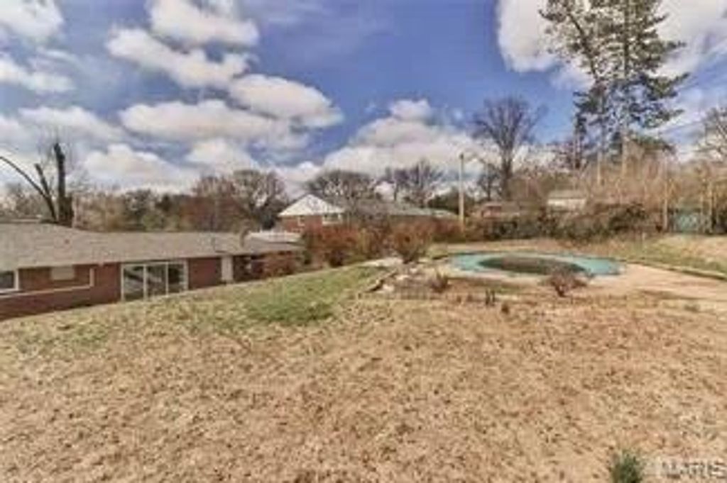 62 W Cardigan Drive, Florissant, MO 63135