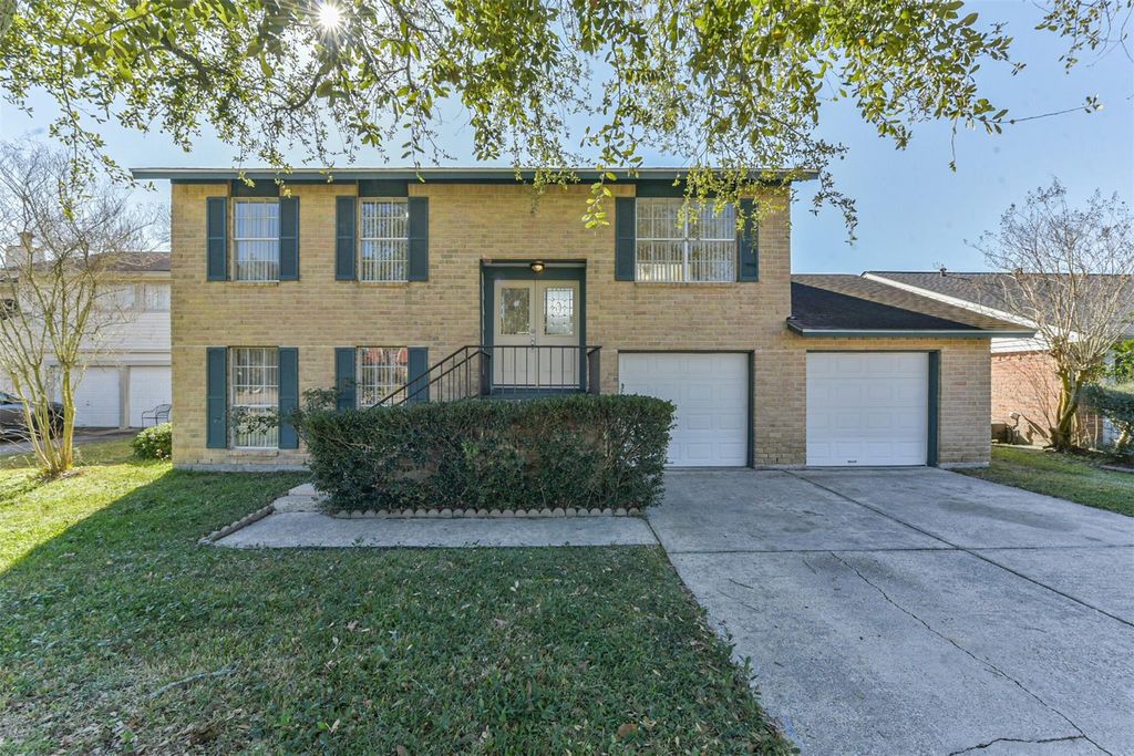 406 Mcconn Court, Houston, TX 77598