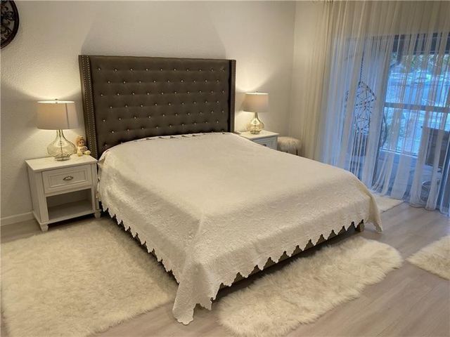 21135 Helmsman Drive O12, Miami, FL 33180