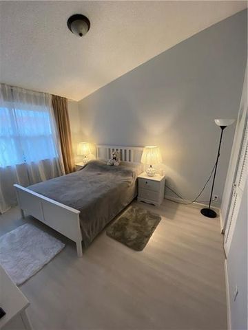 21135 Helmsman Drive O12, Miami, FL 33180