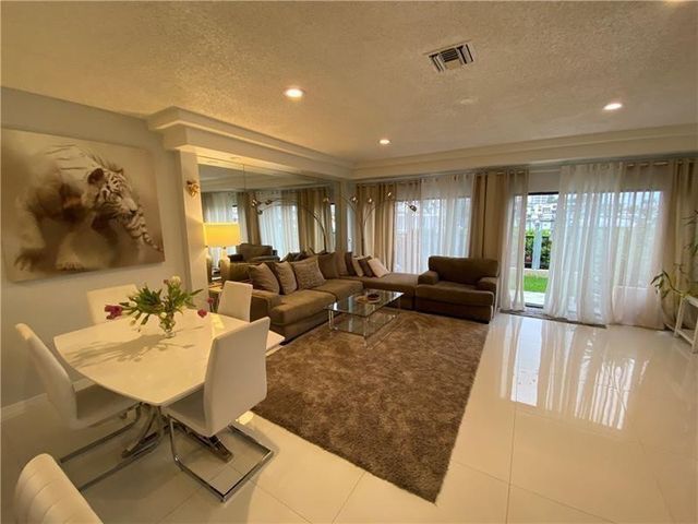 21135 Helmsman Drive O12, Miami, FL 33180