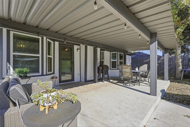 713 Crestview Drive, Burleson, TX 76028