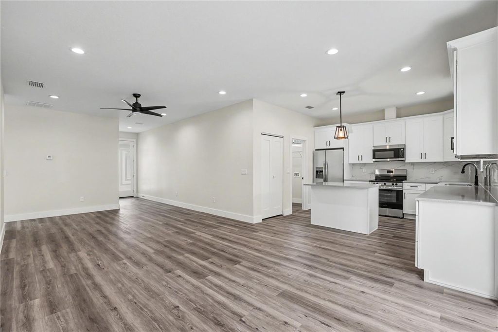 Image 6 of property listing at 4013 E CURTIS STREET, Tampa, FL 33610