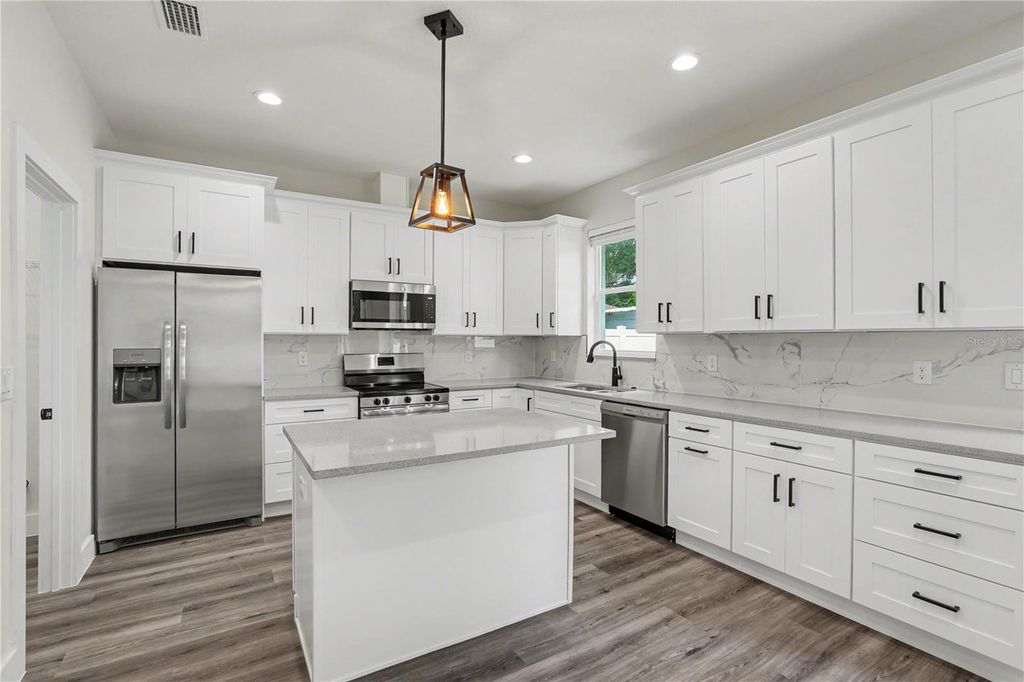 Image 8 of property listing at 4013 E CURTIS STREET, Tampa, FL 33610