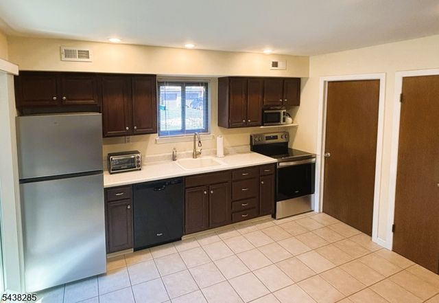 498 Auten Rd 2D, Hillsborough Twp., NJ 08844