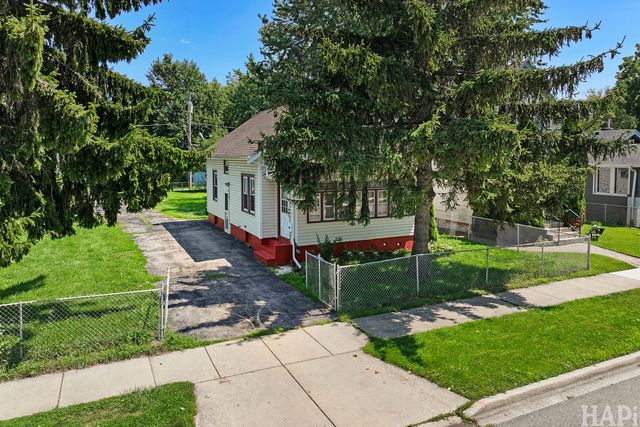 825 N Ash Street, Waukegan, IL 60085