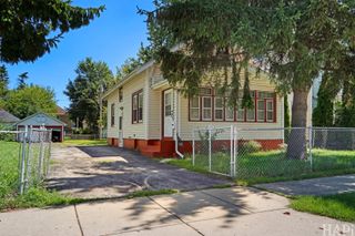 825 N Ash Street, Waukegan, IL 60085