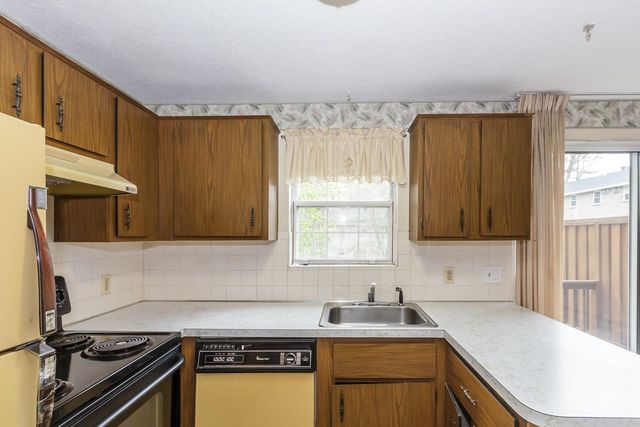 24 Fieldstone Drive, Londonderry, NH 03053