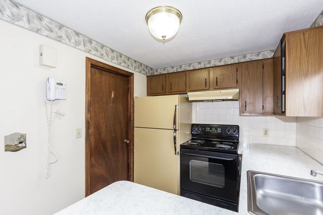 24 Fieldstone Drive, Londonderry, NH 03053