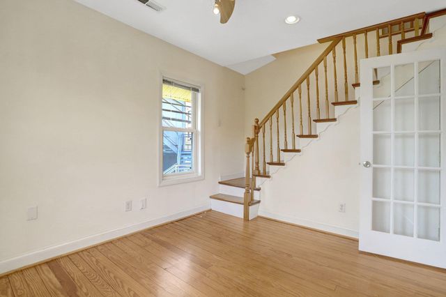 2206 S GRANT ST S, Arlington, VA 22202