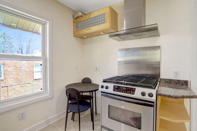 2206 S GRANT ST S, Arlington, VA 22202