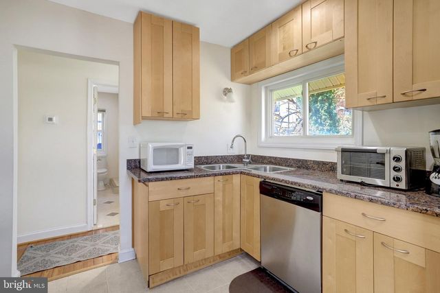 2206 S GRANT ST S, Arlington, VA 22202