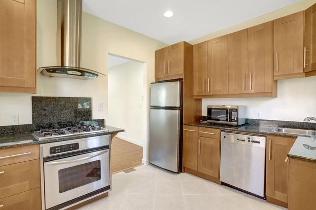 2206 S GRANT ST S, Arlington, VA 22202