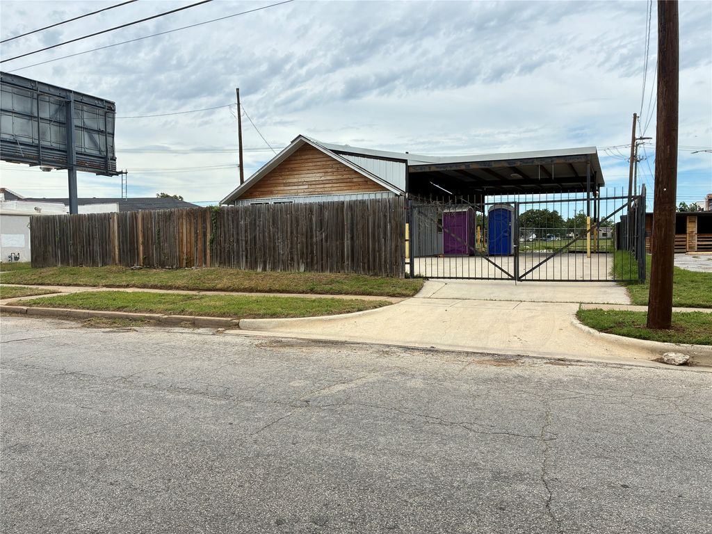 2800 E Belknap, Fort Worth, TX 76111