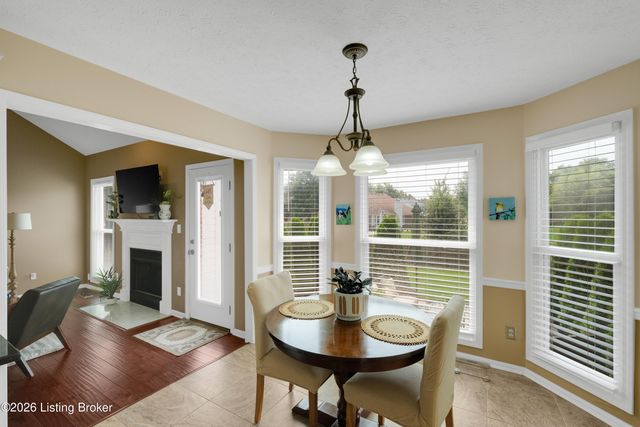 13704 Forest Bend Cir, Louisville, KY 40245