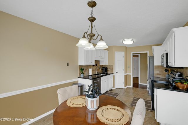13704 Forest Bend Cir, Louisville, KY 40245