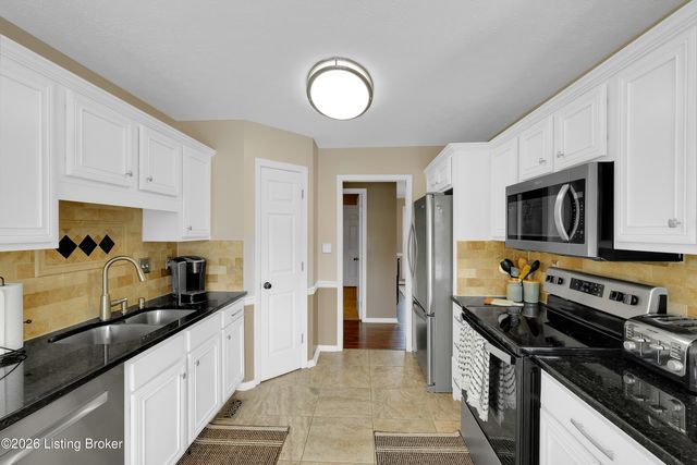 13704 Forest Bend Cir, Louisville, KY 40245