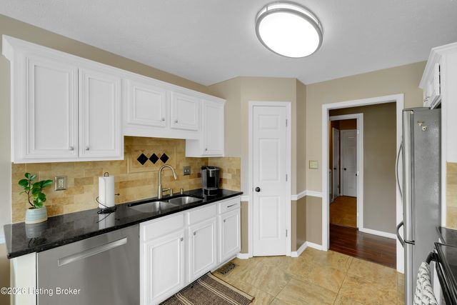 13704 Forest Bend Cir, Louisville, KY 40245