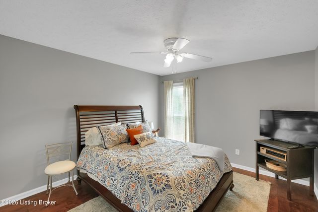 13704 Forest Bend Cir, Louisville, KY 40245