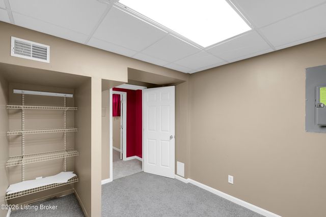 13704 Forest Bend Cir, Louisville, KY 40245