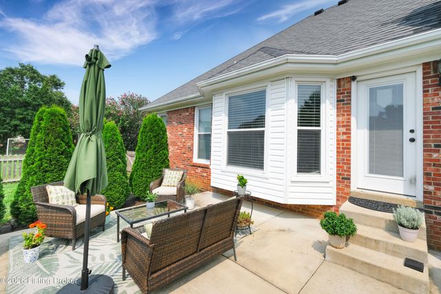 13704 Forest Bend Cir, Louisville, KY 40245