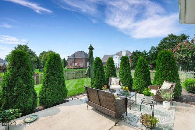 13704 Forest Bend Cir, Louisville, KY 40245