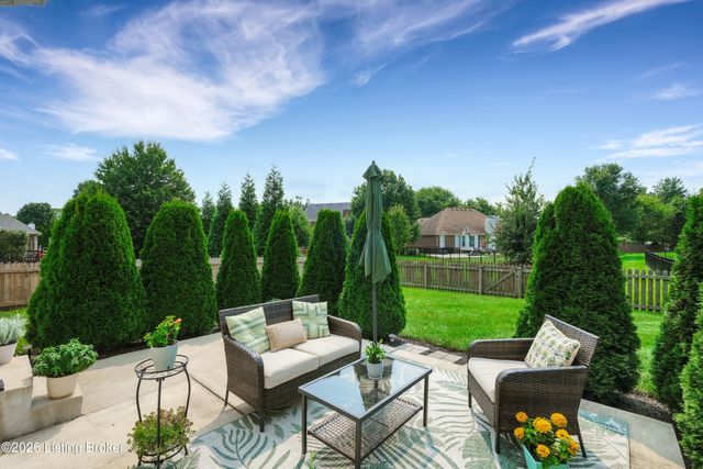 13704 Forest Bend Cir, Louisville, KY 40245