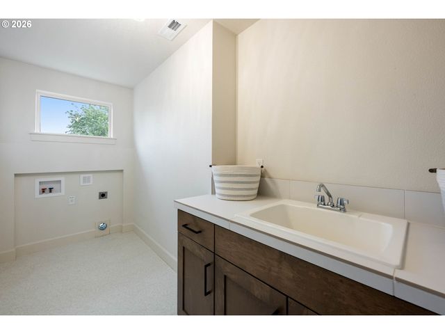 1615 N PINE St, Canby, OR 97013