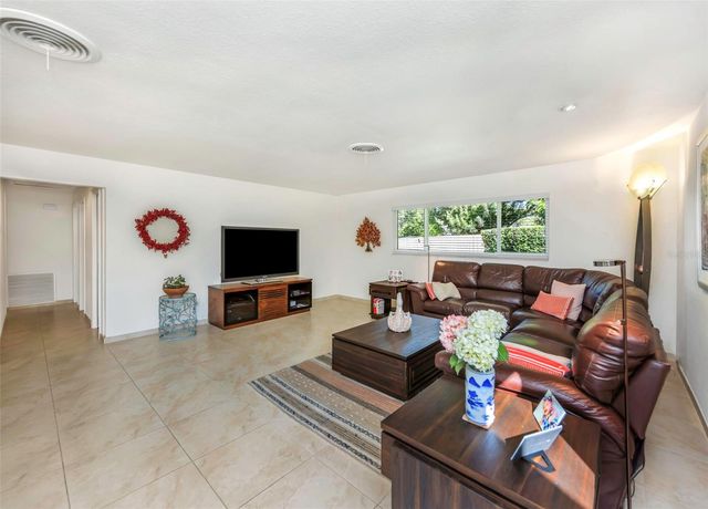 6613 FLAMINGO WAY S, St Petersburg, FL 33707