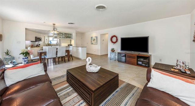 6613 FLAMINGO WAY S, St Petersburg, FL 33707