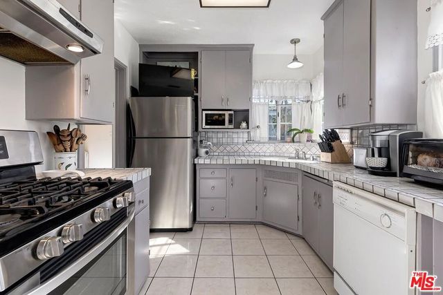 2218 S Genesee Avenue, Los Angeles, CA 90016