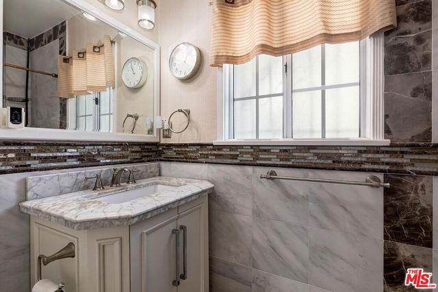 2218 S Genesee Avenue, Los Angeles, CA 90016