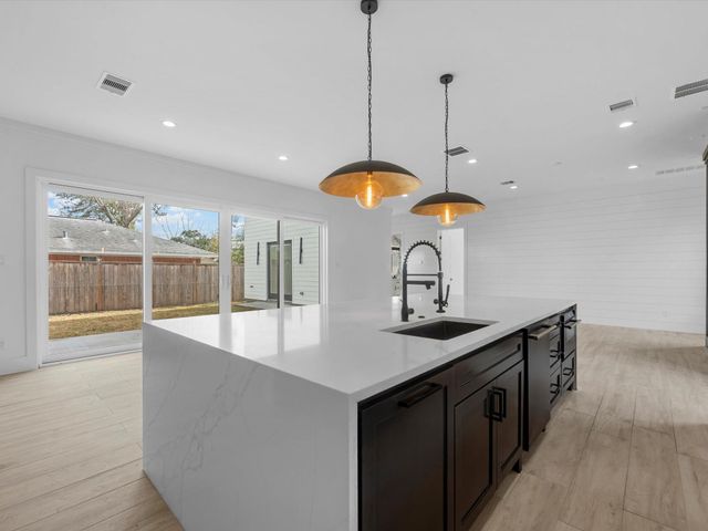 943 W 31st Street, Houston, TX 77018