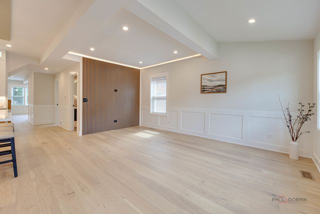 5748 W Eastwood Avenue, Chicago, IL 60630