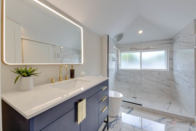 5748 W Eastwood Avenue, Chicago, IL 60630