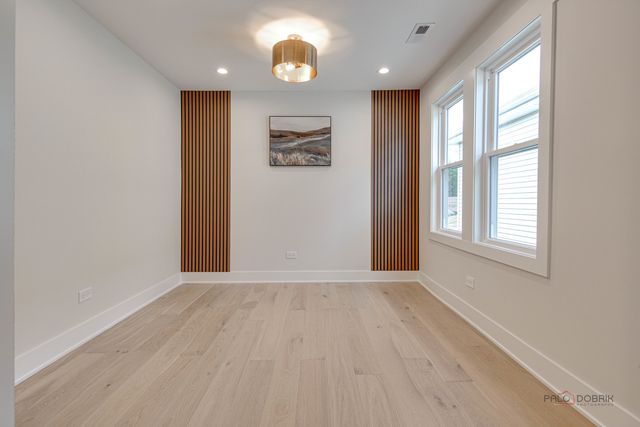 5748 W Eastwood Avenue, Chicago, IL 60630