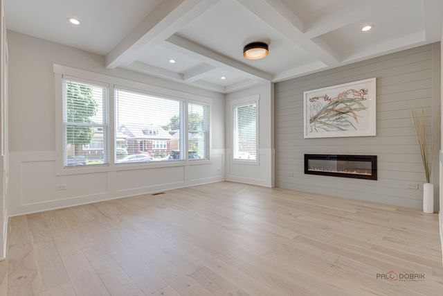 5748 W Eastwood Avenue, Chicago, IL 60630