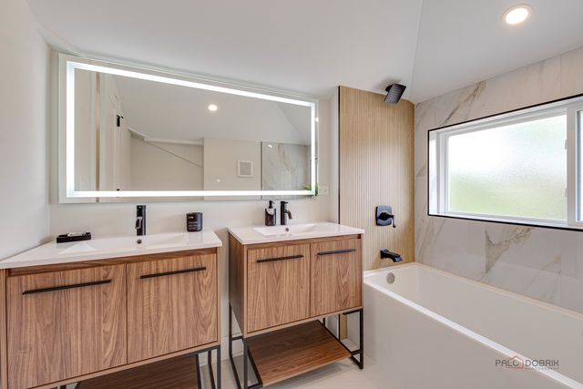 5748 W Eastwood Avenue, Chicago, IL 60630