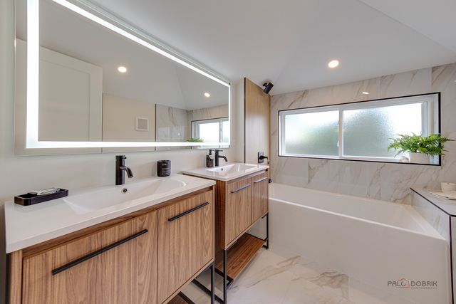 5748 W Eastwood Avenue, Chicago, IL 60630