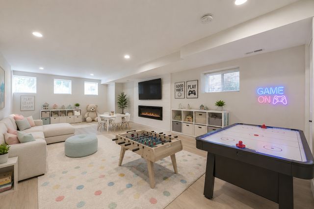 5748 W Eastwood Avenue, Chicago, IL 60630