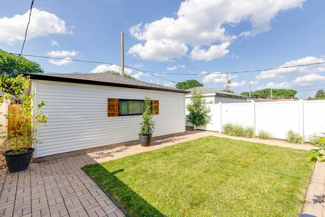 5748 W Eastwood Avenue, Chicago, IL 60630