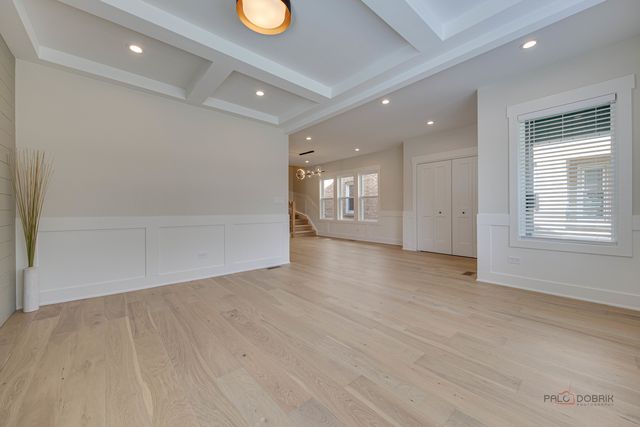 5748 W Eastwood Avenue, Chicago, IL 60630